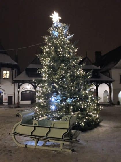 Kazimierz Dolny with kids - market square during Christmas season